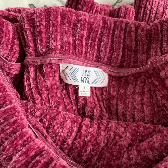 Off the shoulder rose sweater - Picture 4 of 4